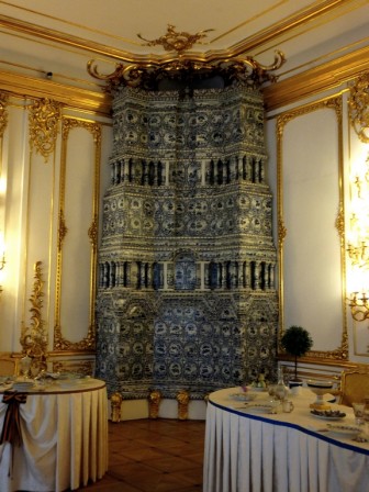 09 -Salle à manger des chevaliers. Poêle en faïence.